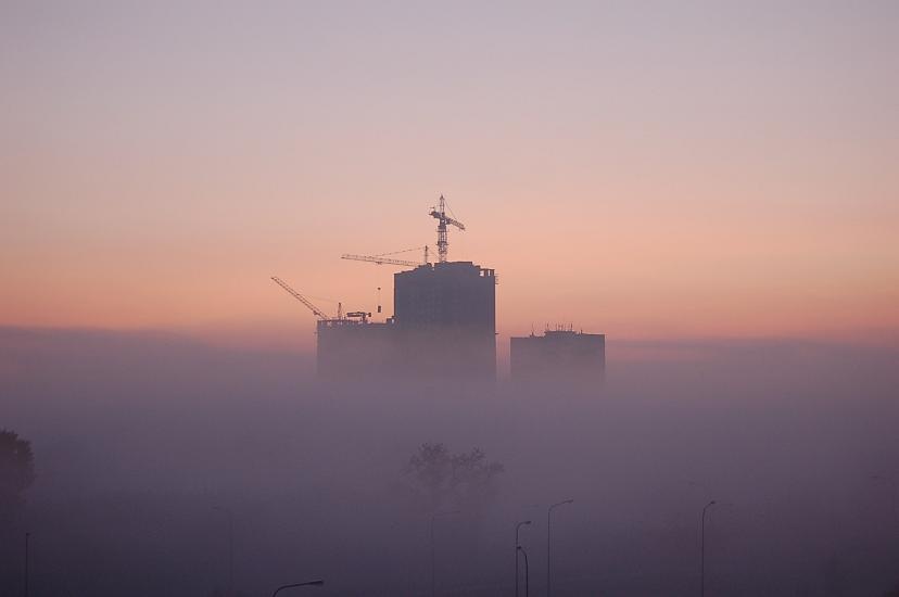 50. Arbeitsbeginn.JPG - Arbeitsbeginn - die Kraehne drehen sich bereits um 5.00 Uhr morgens, da es im Sommer sehr heiss werden kann.